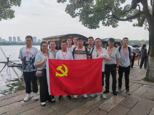 鎮(zhèn)江某單位黨支部，追溯紅色足跡，弘揚(yáng)紅船精神，主題教育活動(dòng)。